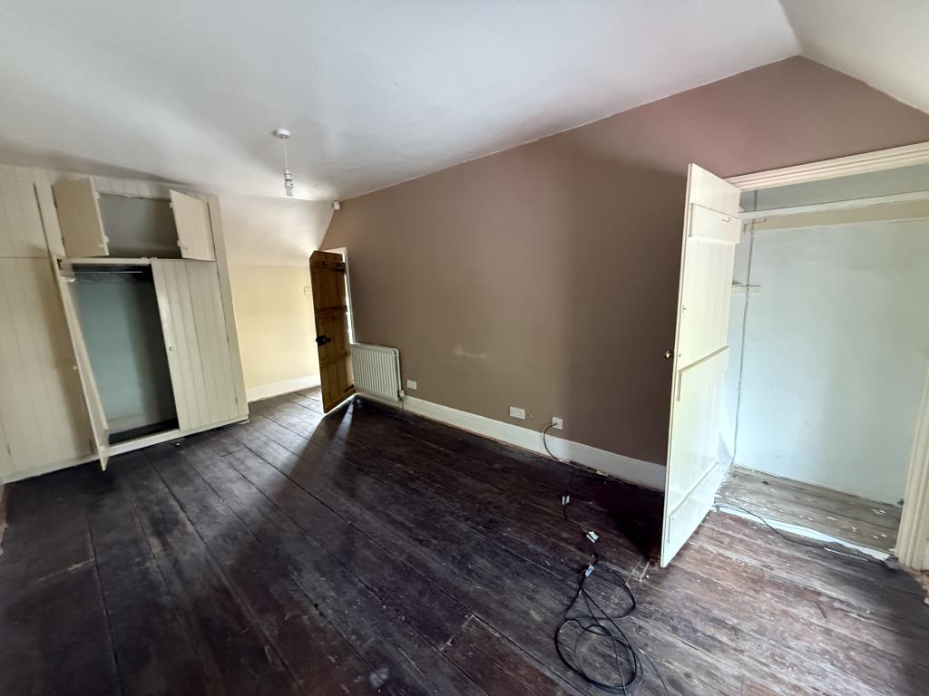 Lot: 181 - CHARACTER COTTAGE FOR UPDATING IN VILLAGE LOCATION - Main bedroom